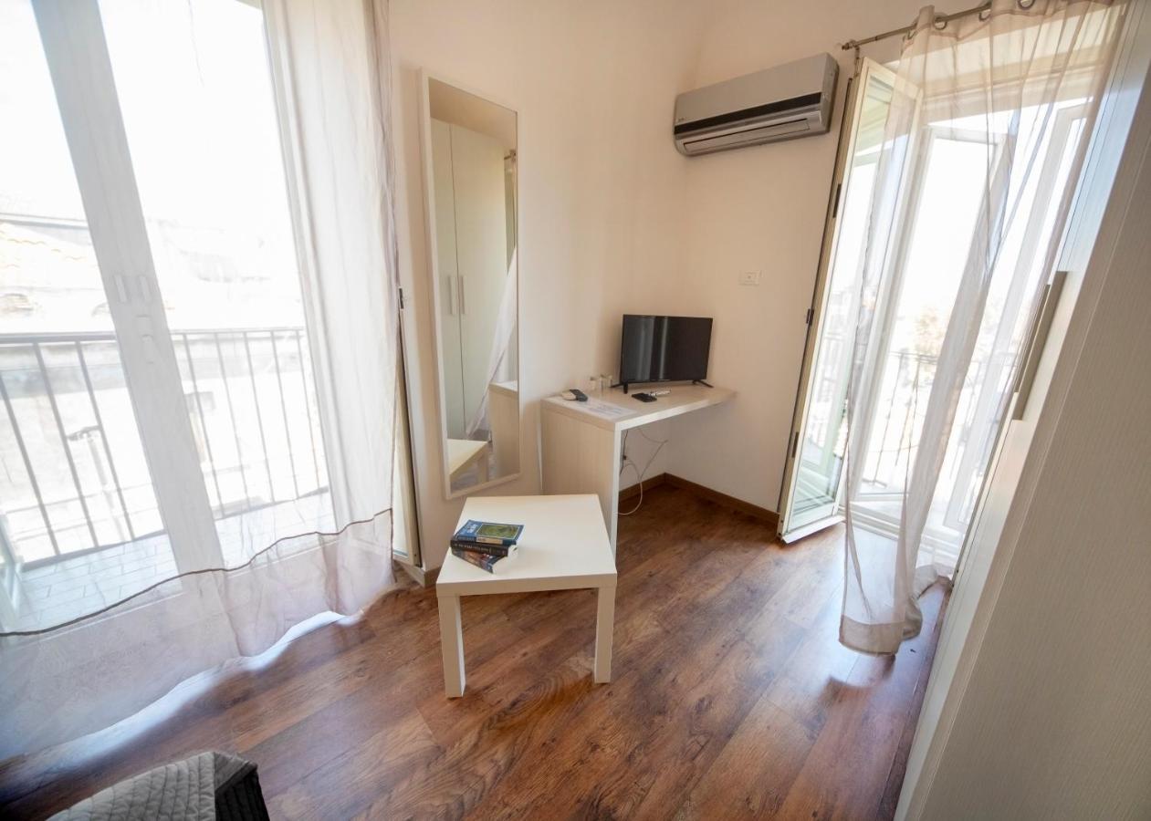 Rooms In Shared Apartment - City Center Catania Exterior photo