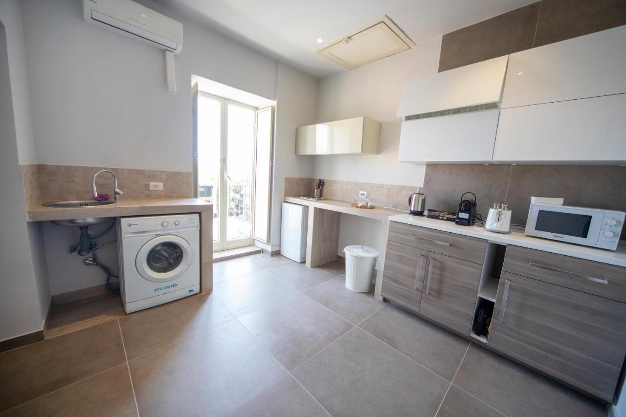 Rooms In Shared Apartment - City Center Catania Exterior photo